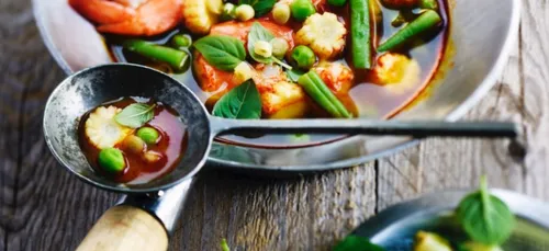 Soupe thaï au curry rouge et crevettes