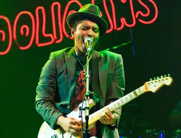 BRUNO MARS FÊTE LES 10 ANS DE SON PREMIER ALBUM