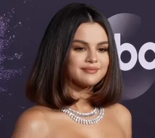 SELENA GOMEZ VA T ELLE ARRÊTER SA CARRIÈRE DE CHANTEUSE ?