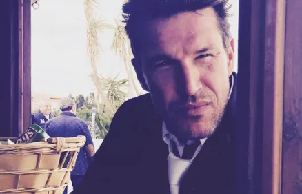 BENJAMIN CASTALDI PRÉSENTE SES EXCUSES À UNE CHANTEUSE FRANÇAISE