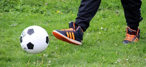 Football : un papa pousse son fils sur le ballon pour l'aider à...