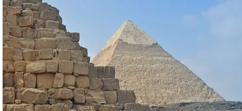 La photo d’un couple qui fait l’amour en haut d’une pyramide fait...