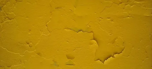 Saumur : la sous-préfecture a été aspergée de jaune