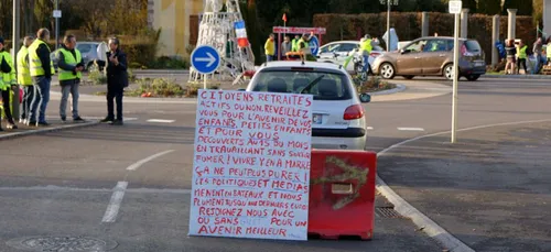 Les forces de l’ordre détruisent les baraquements des gilets jaunes