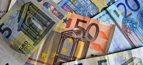 Un homme jette 20 000 euros de billets par sa fenêtre et fait le...