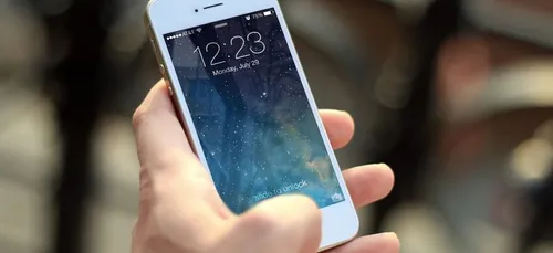 Une jeune Américaine imite Siri à la perfection et fait le buzz !...