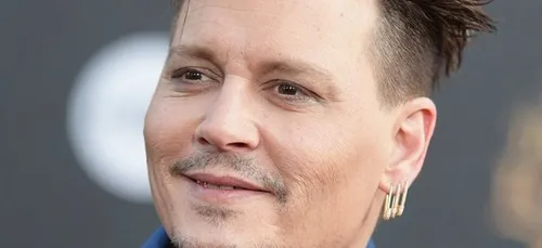 Johnny Depp rend visite à des enfants malades déguisé en Jack...