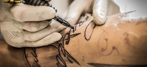 Un homme infidèle se tatoue la liste de ses défauts ! (photo)