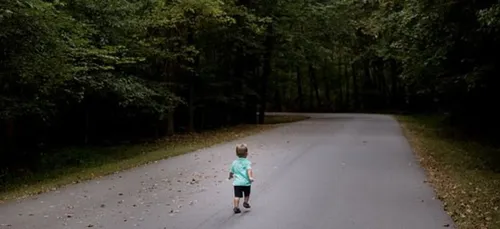 Une conductrice de bus sauve un enfant d'un an errant sur la route...