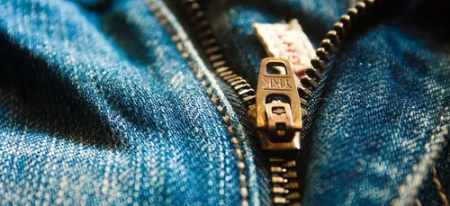 Un jean avec une fermeture éclair au niveau des fesses interpelle...
