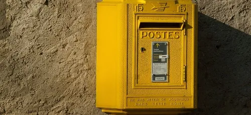 Un bureau de poste colle une affiche pour interdire de donner de...