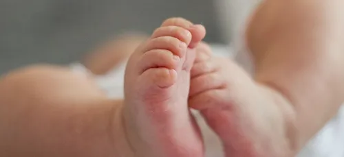 Un prof porte le bébé d'un de ses élèves pour qu'il puisse suivre...