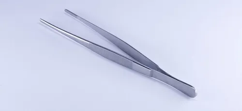 Une mannequin refuse de s’épiler les sourcils et lance le...
