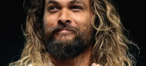 Jason Momoa change complètement de tête pour une bonne cause ! (Vidéo)