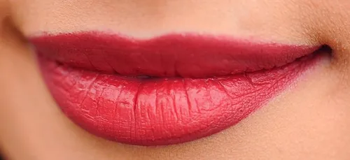 Ses lèvres deviennent énormes à cause d'un produit de beauté !...