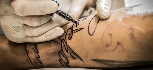 Dermal Abyss : le tatouage qui change de couleur quand vous...
