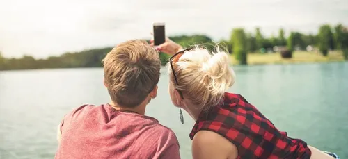 Elle envoie un selfie à ses parents et ne voit pas ce détail...très...