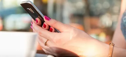 Condamnée à payer 1000€ pour avoir fouillé le portable de son mari