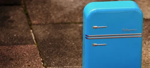 Il jette un frigo dans un ravin, la police l'oblige à le récupérer...