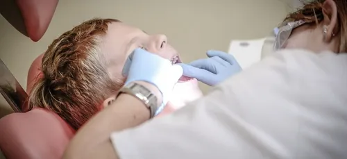 Des médecins retirent 526 dents de la bouche d'un enfant de 7 ans...
