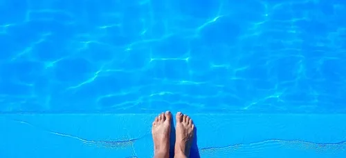 Déféquer dans les piscines, le nouveau défi dangereux des...