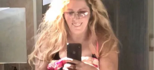 Topless, Loana dévoile son nouveau corps aminci (photo)