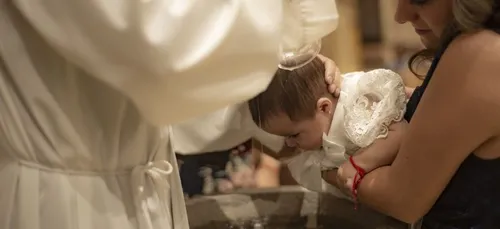Un prêtre violente un enfant pendant son baptême (vidéo)