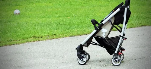 Une mère vole une poussette mais oublie son fils dans la boutique...