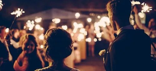 Quand les invités d’un mariage s’amusent en mettant le feu à leurs...