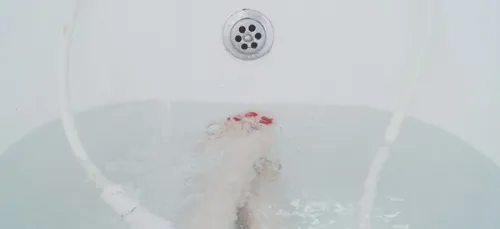 Une femme meurt électrocutée dans son bain en consultant son...