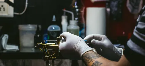 Elle se fait tatouer les yeux et devient aveugle (photos)