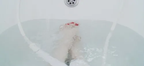 Une ado de 13 ans meurt électrocutée dans son bain probablement à...