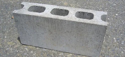 Maine-et-Loire : la fédération du bâtiment envoie un parpaing au...