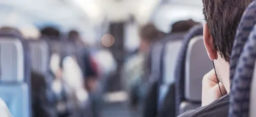 Ivre dans l’avion, elle fait des avances aux passagers et se bat...