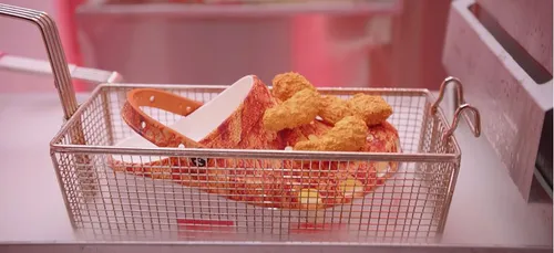 Quand Crocs collabore avec KFC et lance une chaussure qui sent...le...
