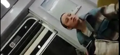 Une jeune fille stoppe deux voleurs dans un train parisien, la...