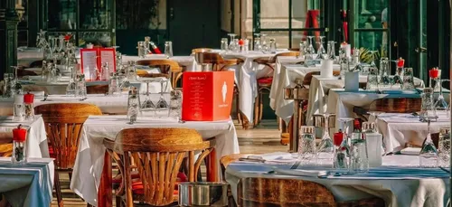 Cette photo d’un couple attablé au restaurant crée la polémique