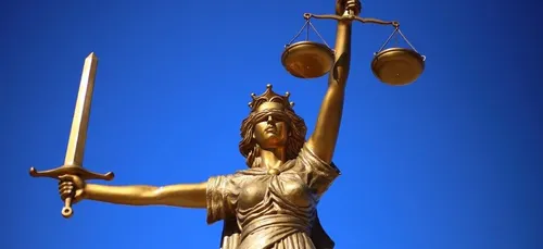 Par vengeance, une juge épouse son ex-compagnon à son insu