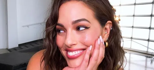 Ashley Graham poste une photo d’elle en plein accouchement pour...