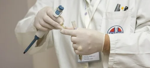 Il teste son système anti-coronavirus et finit à l'hôpital avec des...