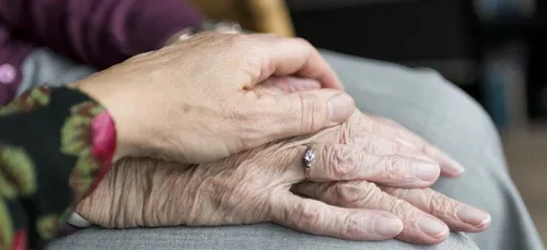Elle commence une grève de la faim pour pouvoir voir sa mère...