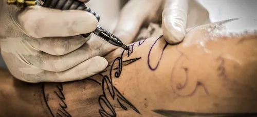Il décide de se faire un nouveau tatouage pour chaque jour confiné...