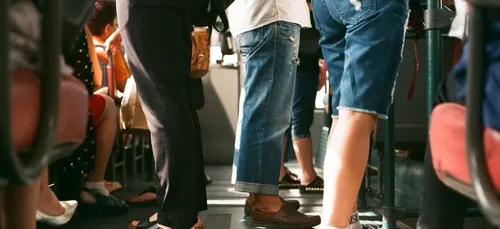 Vers une évolution des règles de distanciation dans les transports...