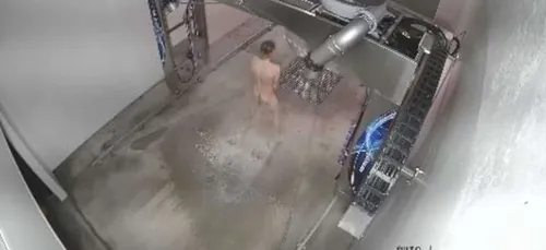 Un homme surpris en train de prendre sa douche dans un lave-auto...