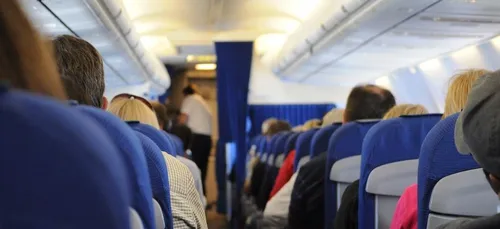 Une femme débarquée d’un avion à cause de son décolleté ! (Vidéo)