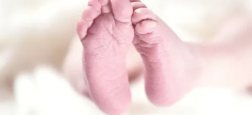 Un bébé arrache le masque du médecin qui le met au monde et fait le...
