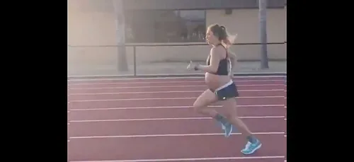Enceinte de 9 mois, elle court 1,6km en moins de 6 minutes pour un...