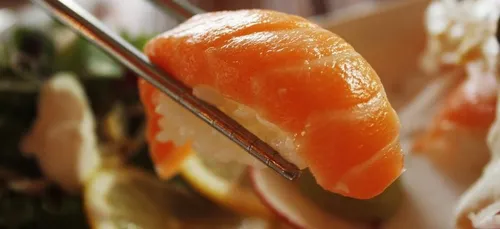 Elle consomme des sushis périmés sans le savoir, et souffre...