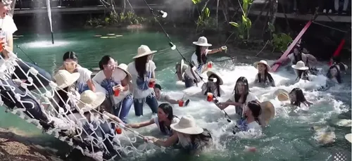 Une trentaine de candidates au titre de "Miss Thaïlande 2021"...