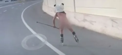 Un homme fait du patin sur l’autoroute… entièrement nu ! (Vidéo)